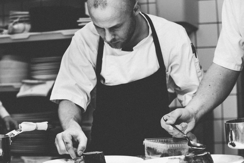 restaurant-VALDEBLORE-min_chef_kitchen_man_male_professional_occupation_profession_commercial_kitchen-566211
